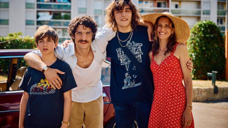 JUST AN ILLUSION – LA MIA FAMIGLIA QUASI PERFETTA