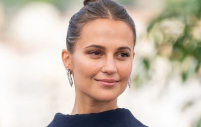 Alicia-VIkander-e-Elizabeth-Olsen-no-filme-The-Assessment89789f