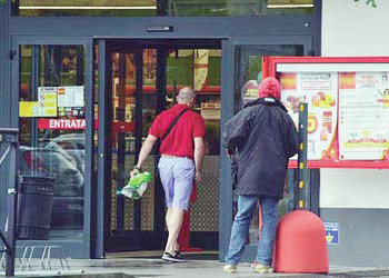 neri_davanti_supermarket