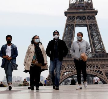 varias-personas-pasean-paris-1943671