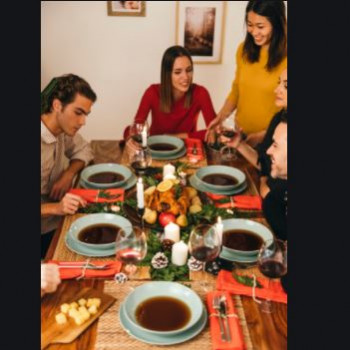 people-christmas-dinner_23-214771618cc2