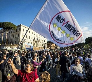 manifestazione-m5s-movimento-5-stelle-bandiera.30cc