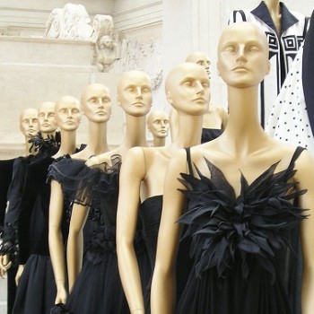 800px-Valentino_black_dressesxx