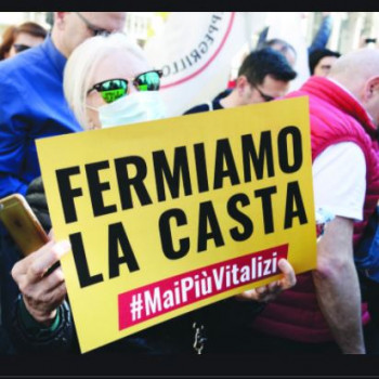 Manifestazione-del-M5S-contro-i-vitalizi-in-Piazza-SS-Apostoli-980x667xxx